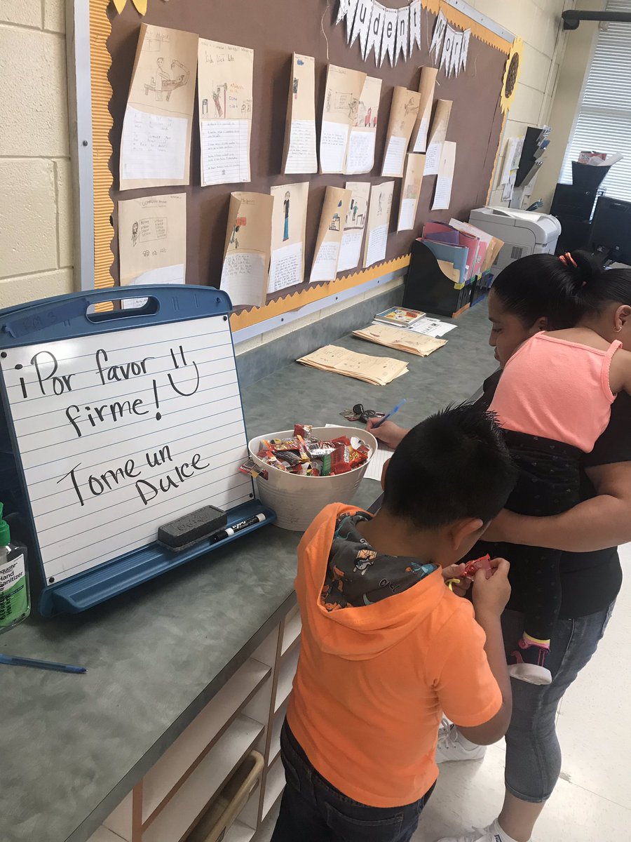 At @OlesonOwls we believe in making our community and parents our family by any means necessary! <a href="/Briggitte_Adams/">B.Adams</a> helping with the children as parents shopped at the book fair <a href="/stafford_nadia/">Nadia Stafford</a>