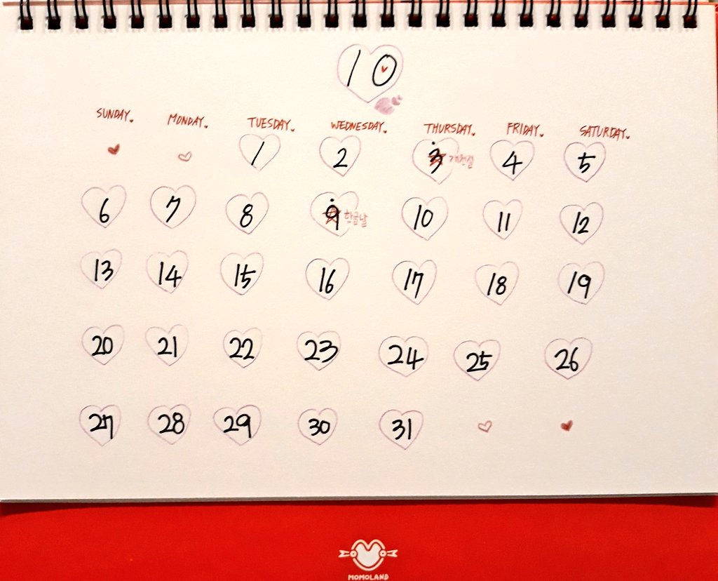 MomolandMx's tweet photo. ¿Y saben quién está en el calendario de #Momoland en Octubre🧡🖤🍂🎃🍭🍬? Yup. Taeha, Daisy y JooE 😪🙏🌼 #모모랜드 #MomolandOT9 #SaveDaisy #태하 #데이지 #주이 #SaveTaeha #ShowMeDaisyAndTaeha https://t.co/gwkbpDQpFI