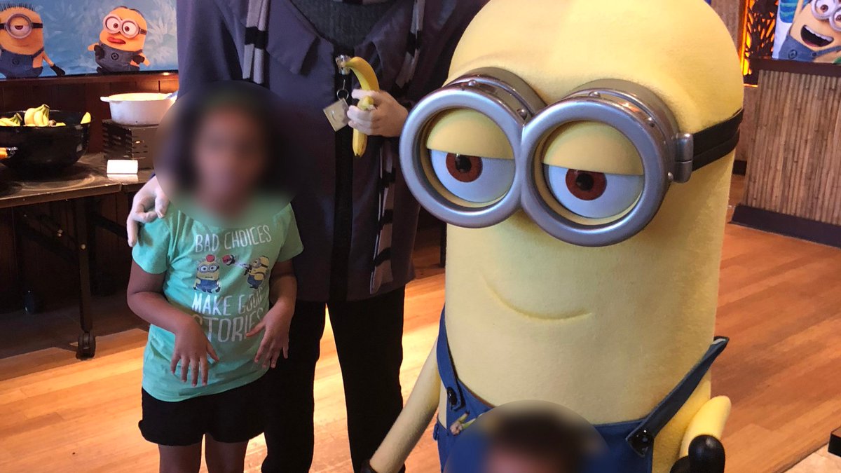 indystar's tweet photo. Family outraged after a Universal character made 'OK' symbol on 6-year-old's shoulder https://t.co/m6Qxc2j3Ov https://t.co/GCFHYhnyT9
