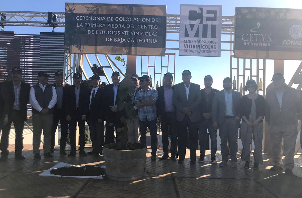 cetysuni's tweet photo. En ceremonia simbólica en @cetysuni #CampusInternacionalEnsenada, se dio siembra a una planta de vid, marcando así el inicio del Centro de Estudios Vitivinícolas de Baja California.
#CETYSUniversidad #CEVIT https://t.co/AkoTkpGTHh