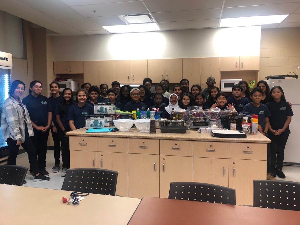 EHabib15's tweet photo. Today was the first day of our amazing COY workshop that we have officially named Chefs @ SWG ( pronounced as SWAG.... get it :) ) . We are excited to get our first meal ready on Thursday. Nous partagerons des photos de notre repas @SirWilliamGage @PeelSchools #peelworkshop #COY https://t.co/eAFcAvvJBm