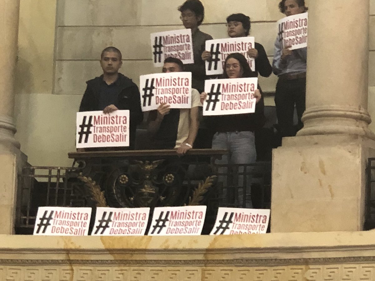 JERobledo's tweet photo. Las barras en el Senado exigen la salida de la ministra del Transporte, Ángela Orozco https://t.co/svF31qYfCJ