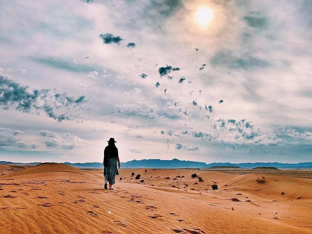 tripindow's tweet photo. Mesr Desert🏜☀️ The #desert is a natural extension of the inner silence of the body.

.
.
.
.
#nature
#trip
#travel
#adventure
#wanderlust 
#travelgram 
#tripindow 
#discover_earth
#iran_tourism
#naturelovers
#mesrdesert https://t.co/82AOdNpiDy