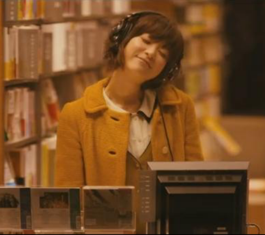 銀色のファクシミリ 1日1可愛い子 陽だまりの彼女 渡来真緒役の上野樹里 主演クラスの女優さんが 無邪気かわいい女の子 を全力で仕上げてきたときの破壊力たるや 店内で試聴cdを聴きながら体を揺らしているシーンの破壊力は特筆モノ T Co