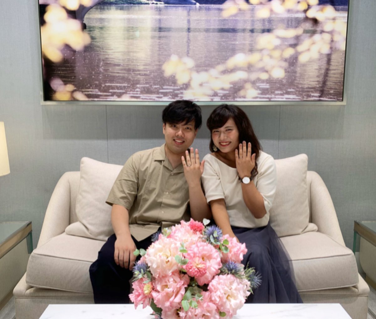 peace19951's tweet photo. インスタでは報告していたのですが、
約1ヶ月前に入籍しました👰💍
毎日忙しくて全然新婚感はないけれど、ぼちぼち生活してます😊
新しい職場環境にも
やっと慣れてきたかなあて感じかな、
東京の方々また遊びましょう🌻💕 https://t.co/hkQ3IJfZdl