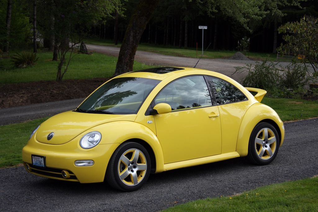 Желтая машина купить. Фольксваген Битл желтый Жук. Фольксваген Нью Битл. Volkswagen Beetle желтый. Фольксваген Битл желтый новый.