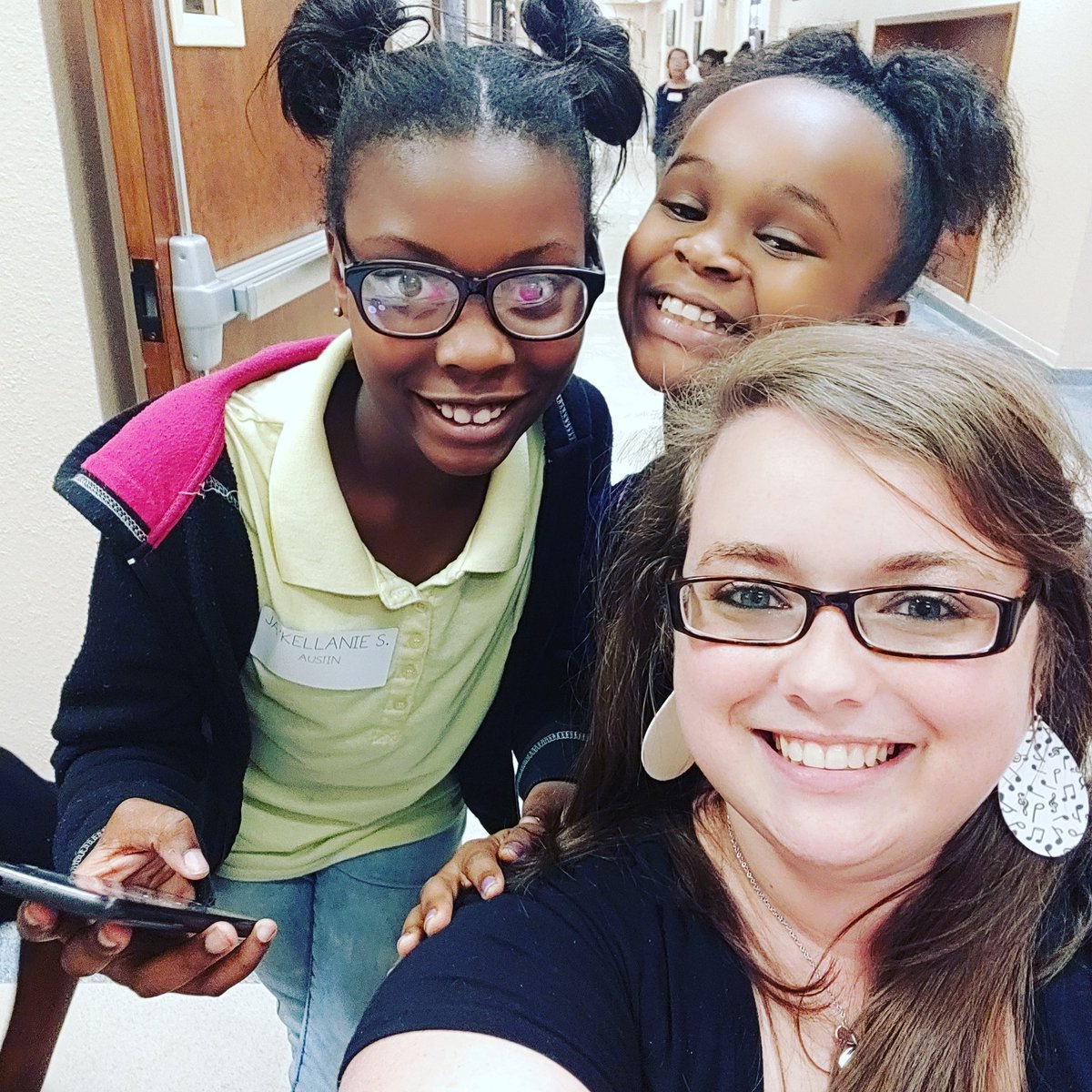 MrsWhite_Music's tweet photo. Having fun at District Honor Choir! Huge congrats to these two ladies for making the choir! 🎶🖤 @austintylerisd #AddValue #tylerisdfineartsrules #AustinGoing4Gold #talentedmusicians https://t.co/M59xvpghhK