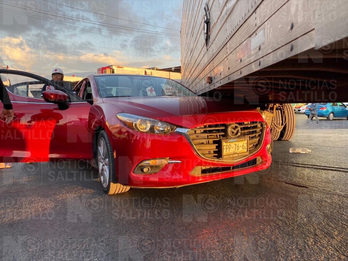 nSaltillo's tweet photo. Hace unos momentos se registró un aparatoso accidente sobre el Periférico LEA a la salida del Mercado de Abastos. No resultaron personas lesionadas, solo cuantiosos daños materiales. #Saltillo https://t.co/6jOwMxfTpc