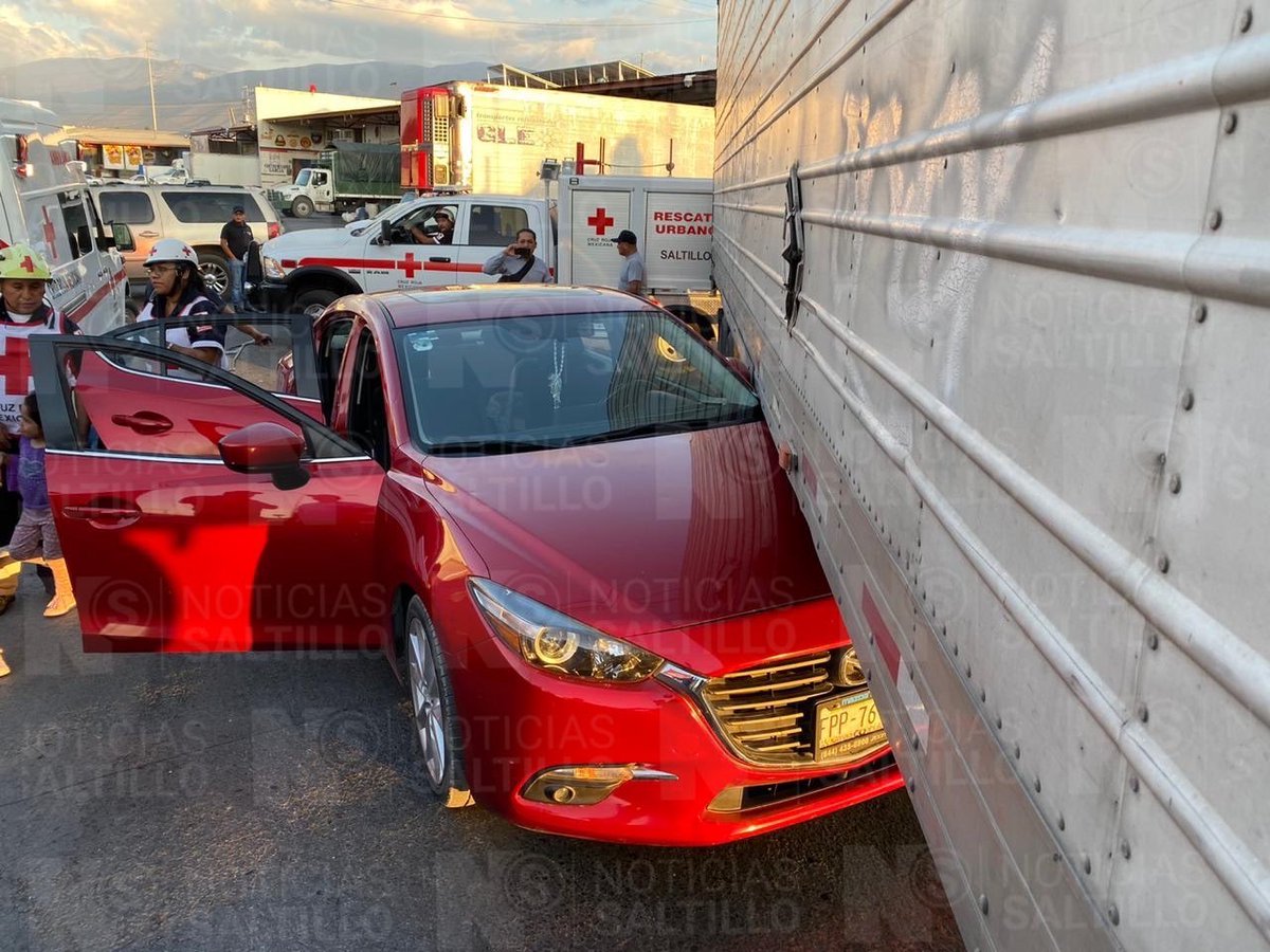 nSaltillo's tweet photo. Hace unos momentos se registró un aparatoso accidente sobre el Periférico LEA a la salida del Mercado de Abastos. No resultaron personas lesionadas, solo cuantiosos daños materiales. #Saltillo https://t.co/6jOwMxfTpc