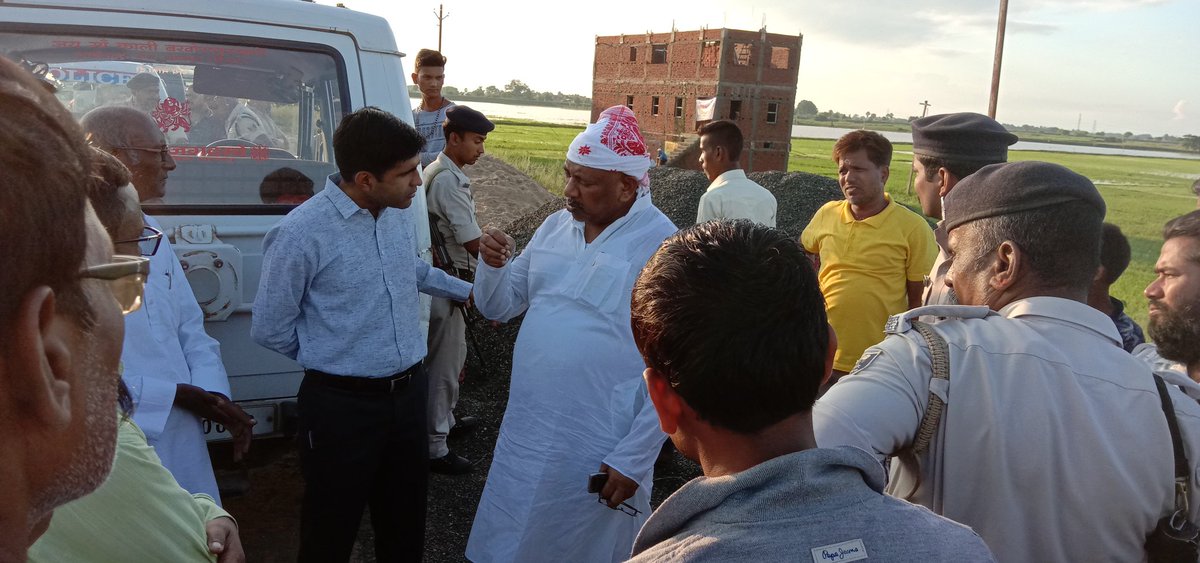 kumari_darshana's tweet photo. बिंद परियोजना में आए बाढ़ विभीषिका में माननीय सांसद जी, माननीय विधायक जी,DM sir,DDC sir,SDO sir एवं अन्य पदाधिकारियों सहित प्रखंड स्तरीय सभी पदाधिकारी एवं जनप्रतिनिधि तथा जन सामान्य द्वारा समस्या के समाधान हेतु हर संभव प्रयास की पहल की जा रही है@dmnalanda @DpoNalanda @CdpoBind https://t.co/saLcf9H19a