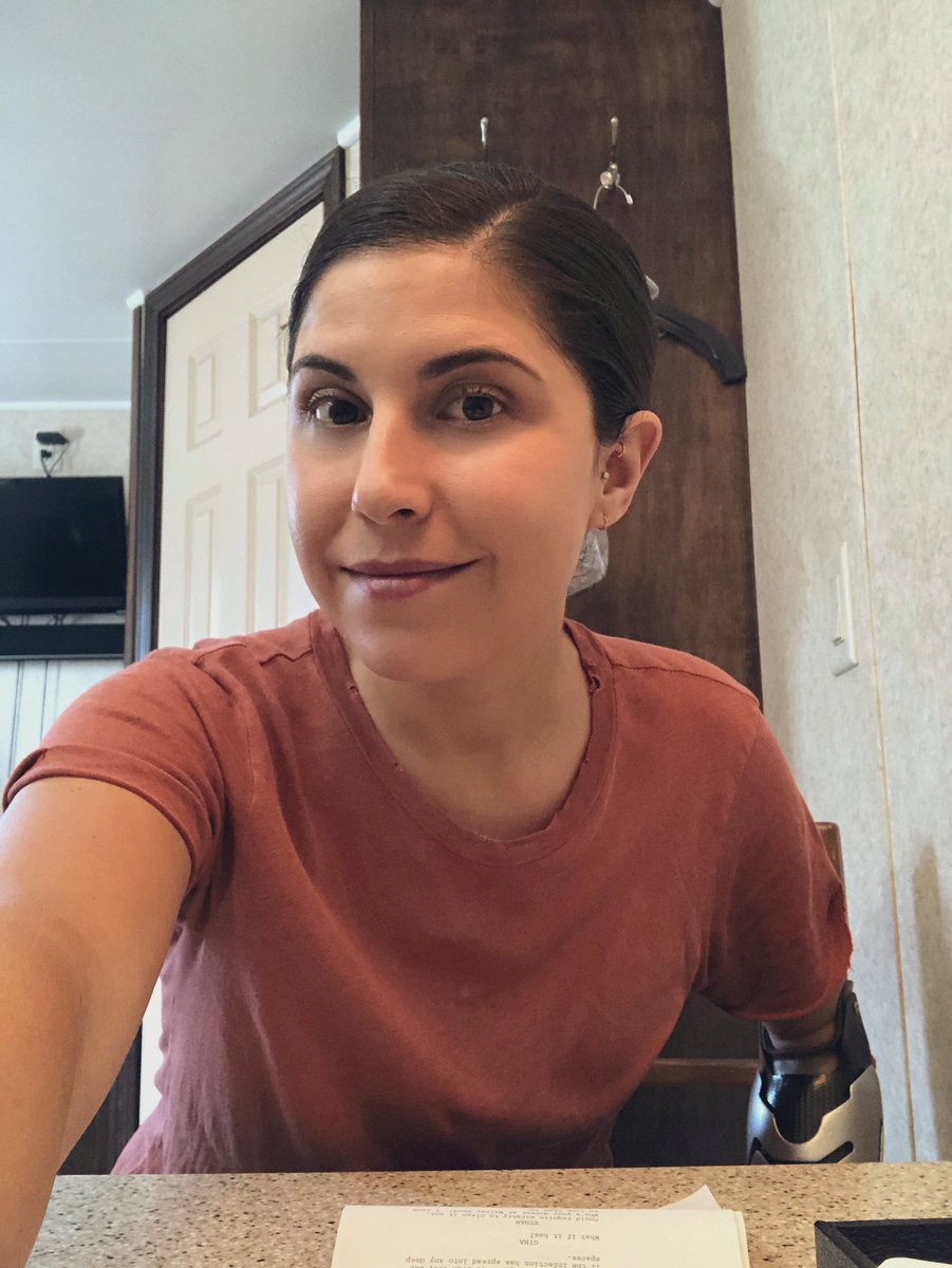 aannggeellll's tweet image. I’ve spent all day on set and I’m having the best time and you’ll see it in like a month and THAT’S VERY EXCITING! 💃🏻❤️🎬  #bionicactress