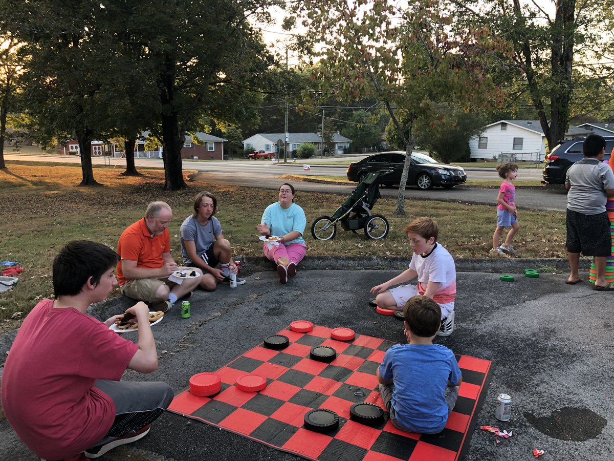 jfshields7's tweet photo. Great evening celebrating #NationalNightOut with the Norwood Community Association. Our friends from @WallaceKnox served up hot dogs, families enjoyed games and meeting their neighbors, and we celebrated Officer Eric Parks as Officer Liaison of the Year! https://t.co/12HdqIKSML