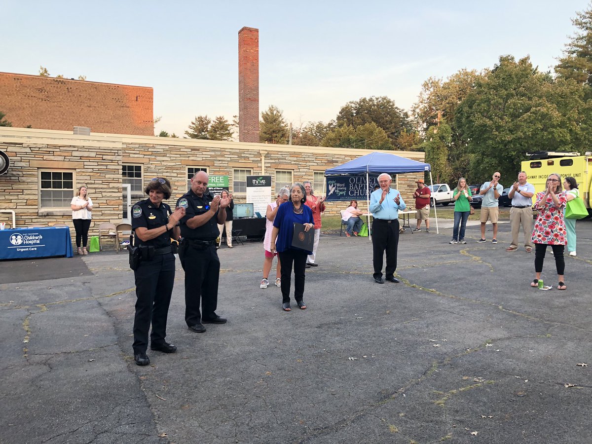 jfshields7's tweet photo. Great evening celebrating #NationalNightOut with the Norwood Community Association. Our friends from @WallaceKnox served up hot dogs, families enjoyed games and meeting their neighbors, and we celebrated Officer Eric Parks as Officer Liaison of the Year! https://t.co/12HdqIKSML
