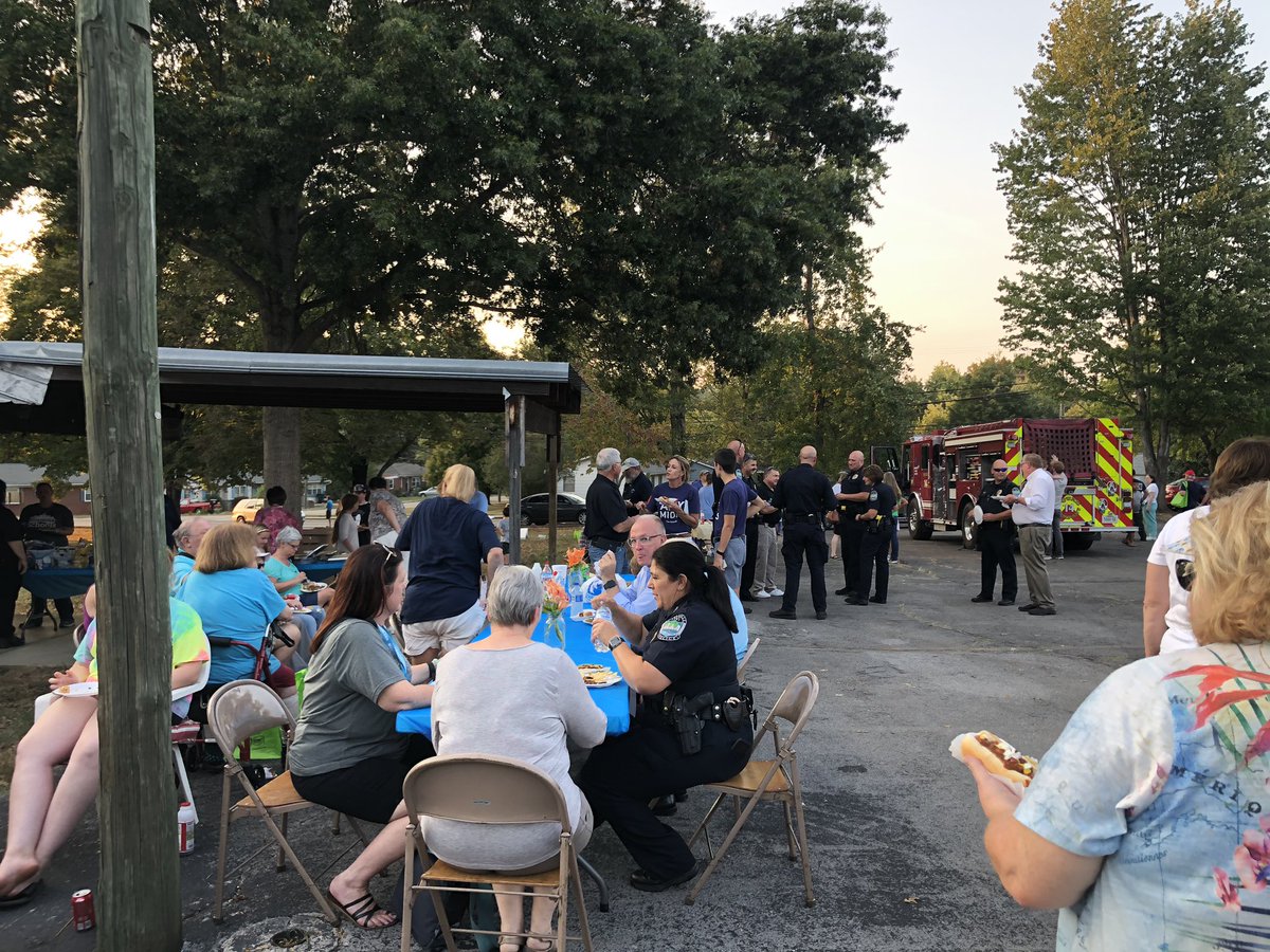 jfshields7's tweet photo. Great evening celebrating #NationalNightOut with the Norwood Community Association. Our friends from @WallaceKnox served up hot dogs, families enjoyed games and meeting their neighbors, and we celebrated Officer Eric Parks as Officer Liaison of the Year! https://t.co/12HdqIKSML