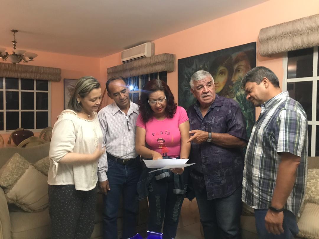 NoticiasFalcon's tweet photo. #Ahora Miembros de la junta directiva del CNP Falcón, visitan a propietarios de Médano Radio, para ofrecerles su apoyo, asimismo solicitar información sobre incautación de equipos y lo esgrimido por Conatel para llevar adelante tal acción. https://t.co/4fjhkJS7bn