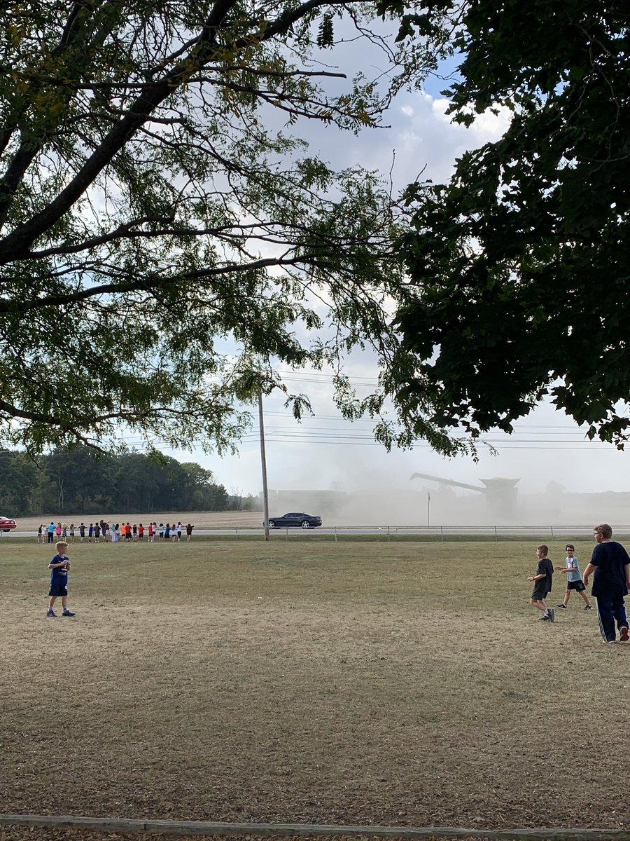 When your school is right next to a farm <a href="/HughesBrn11/">Jessica Hughes</a> turns recess into a classroom. 🥰🚜
