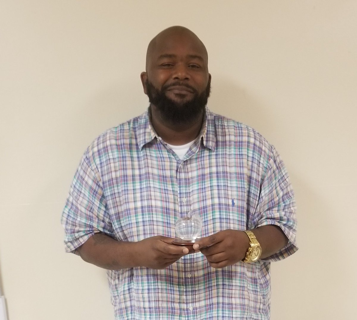 B_Robinson01's tweet photo. Super proud of Mr. Hargett! He was awarded the Crystal Apple from a staff member because he's always there to help with students even those he doesn't teach! #FMSpride #LevelUp #proudMCL https://t.co/1xPXpIjCQk