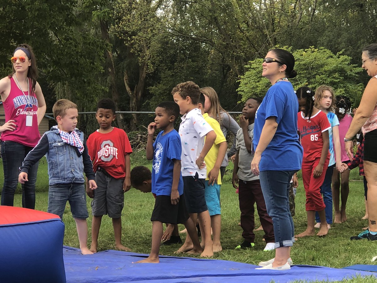 2ndGradeSchuman's tweet photo. Kids had a fantastic day on the bouncy house! https://t.co/DM01pBLZE5