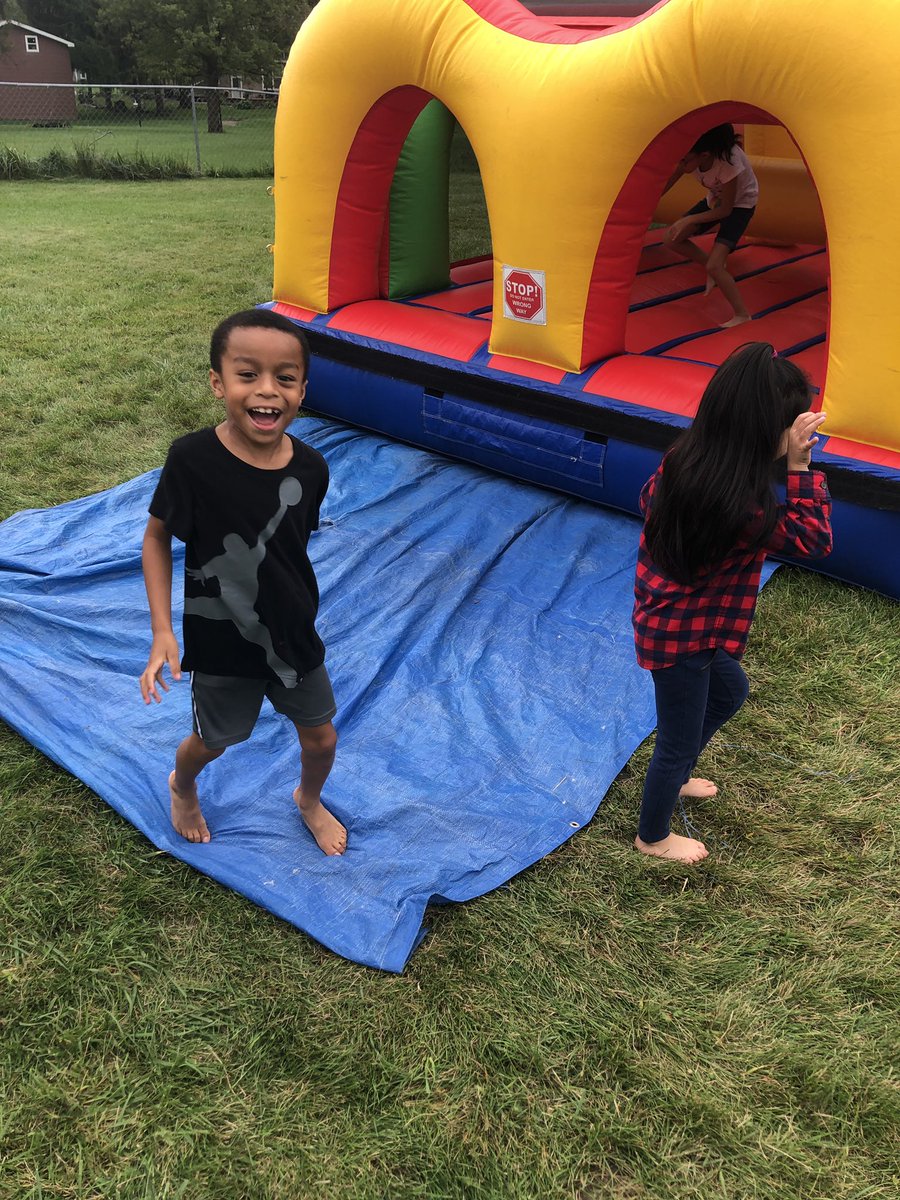 2ndGradeSchuman's tweet photo. Kids had a fantastic day on the bouncy house! https://t.co/DM01pBLZE5
