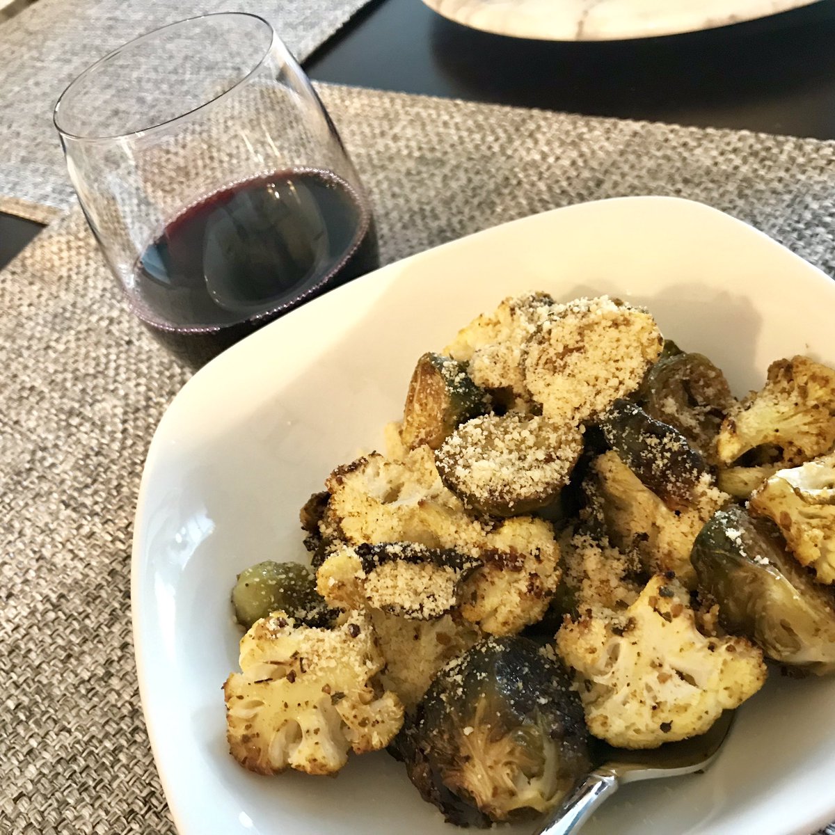 SierrasTraverse's tweet photo. What happens when I have vegetables to roast and wine to finish... dinner! #itswhatsfordinner @imperfect_foods #foodie #runnerfuel https://t.co/5cdOzOGIs5