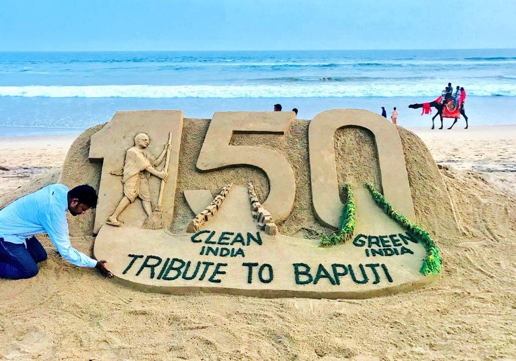 sudarsansand's tweet photo. Tribute to bapu ji : I am sharing some of my SandArts #GandhiJayanti  #Gandhi150  #GandhiAt150 https://t.co/4GlCkA1nYc