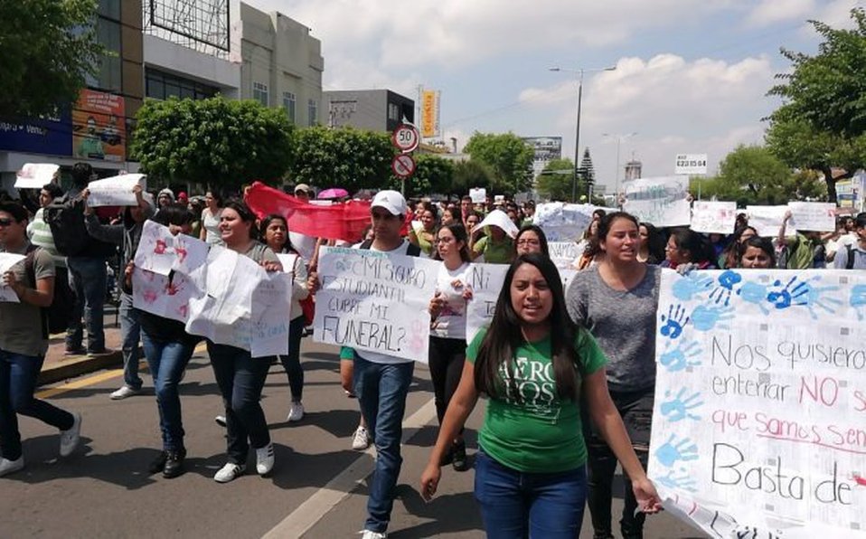 Tras asesinato de dos estudiantes del Instituto Tecnológico de México en Celaya, cientos de alumnos marchan con la consigna #CelayaInseguro mile.io/2nDboYw