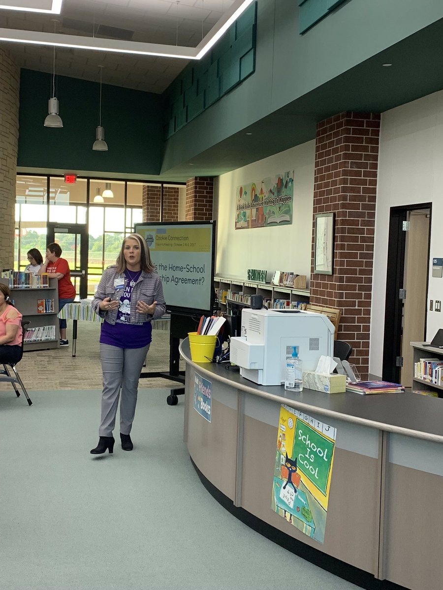 ChelleLeigh75's tweet photo. Started the day with #heroofthemonth & ended it with our #cookieconnection. We had 44 families join us tonight to learn about title 1 funding & volunteer opportunities @HooverCFISD. We have one more meeting tomorrow & we hope to see you. #BeAHooverHero #CFISDSpirit @CyFairISD https://t.co/U2kw58aQDo