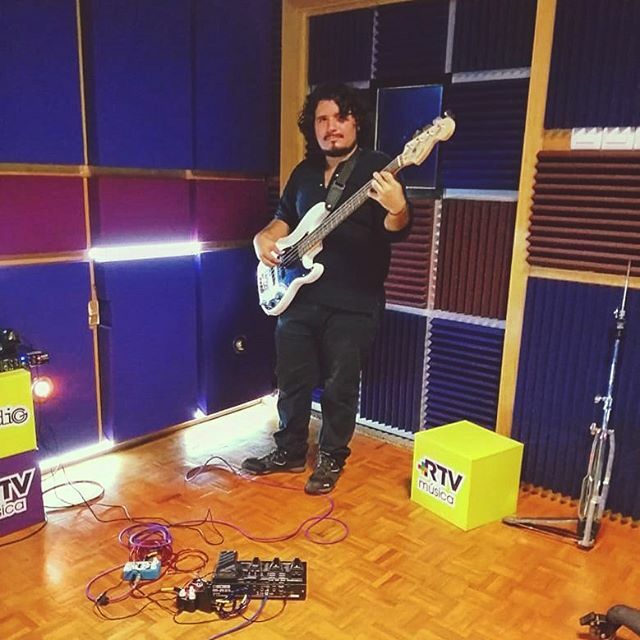 losvule's tweet photo. Lalo dándole fuego en un proyecto secreto que les traemos más adelante 🙊💫
.
.
.
.
.
.
#vule #MDH #rock #indiemusic #livemusic #mexico🇲🇽 #studio #sessions #kexp #autumn https://t.co/iiK1ndvh62 https://t.co/JeaTvjp6N1