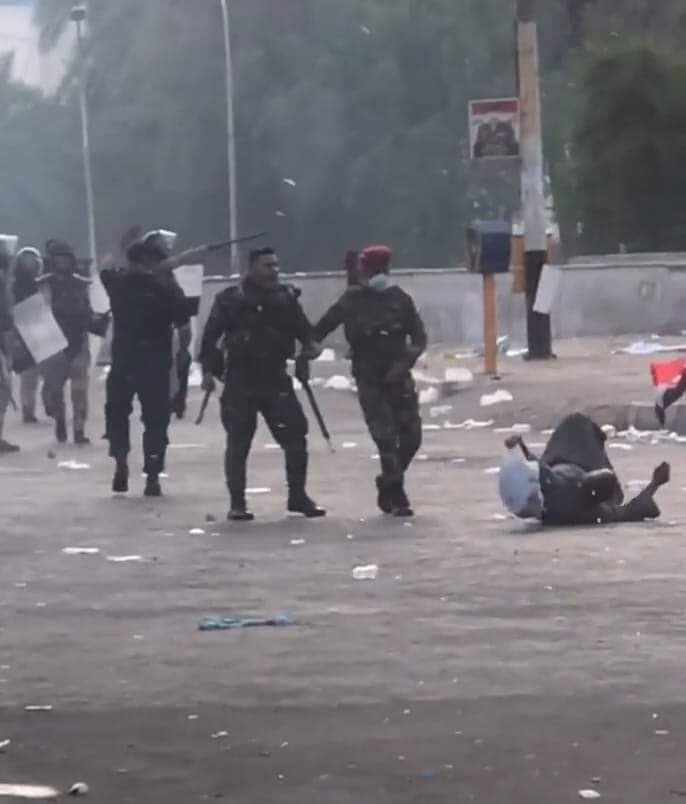 IraqiRevolution's tweet photo. #Hello_world
#There_are_people_Making #Revolution_now_in_iraq !
#Show_your_support_for_the #right_of_Iraq_people_to #protest_peacefully
#Save_the_Iraqi_people
#HELP_Iraq
#saveIraqipeople https://t.co/t8tMXOREMV