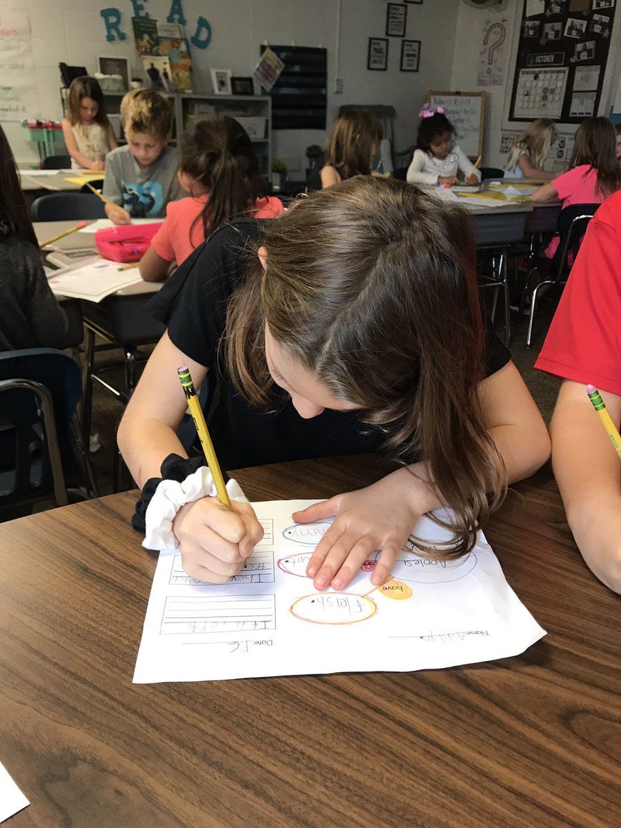 dclingingsmith1's tweet photo. Hard at work adding detail sentences to their apple writing! #applewriting #addingdetails #fabulousfirsties #enjoytheview #ViewOurStory @VV_Voyagers https://t.co/EvBFzWMeNb