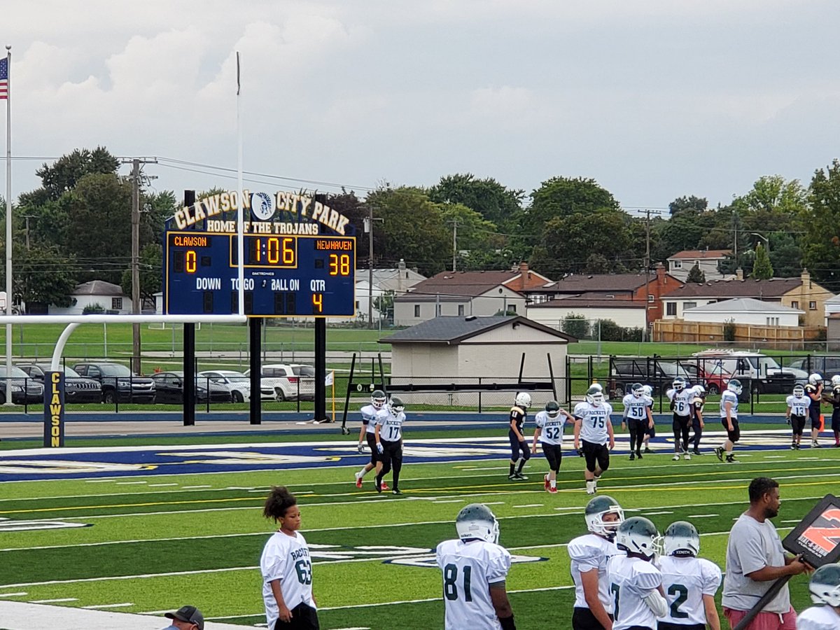 DawnEstes11's tweet photo. Great win for our EMS team against Clawson today! #Rocketpride 💚🚀🏈 https://t.co/RwqvW4imTJ
