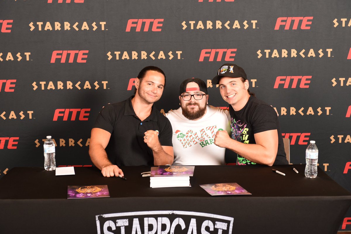 KFSeelye's tweet photo. #tbt #StarrcastIII @StarrcastEvents just a few photos from last Starrcast. Still can't over how much of a blubbering idiot I was in front of @Sting. Meeting your childhood hero is an amazing, but rattling experience. https://t.co/UMYmPVdRJ5
