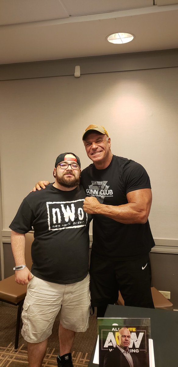 KFSeelye's tweet photo. #tbt #StarrcastIII @StarrcastEvents just a few photos from last Starrcast. Still can't over how much of a blubbering idiot I was in front of @Sting. Meeting your childhood hero is an amazing, but rattling experience. https://t.co/UMYmPVdRJ5