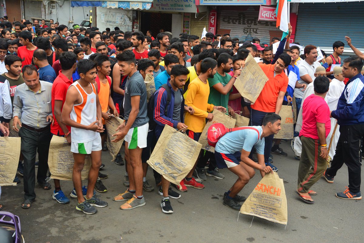DeepakTinuoffic's tweet photo. #महात्मा_गांधी_150_जयंती पर वार्ड 6 इंदौर में #FitIndia #CleanIndia #SingleUsePlasticfreeindia बनाने के लिए #PloggingRun का आयोजन किया गया। @narendramodi
@PMOIndia @SwachhBharatGov @AmitShahOffice @BJP4India @BJP4MP @KailashOnline @MPRakeshSingh @SuhasBhagatBJP @vinay1011 https://t.co/uH8piYVU9B