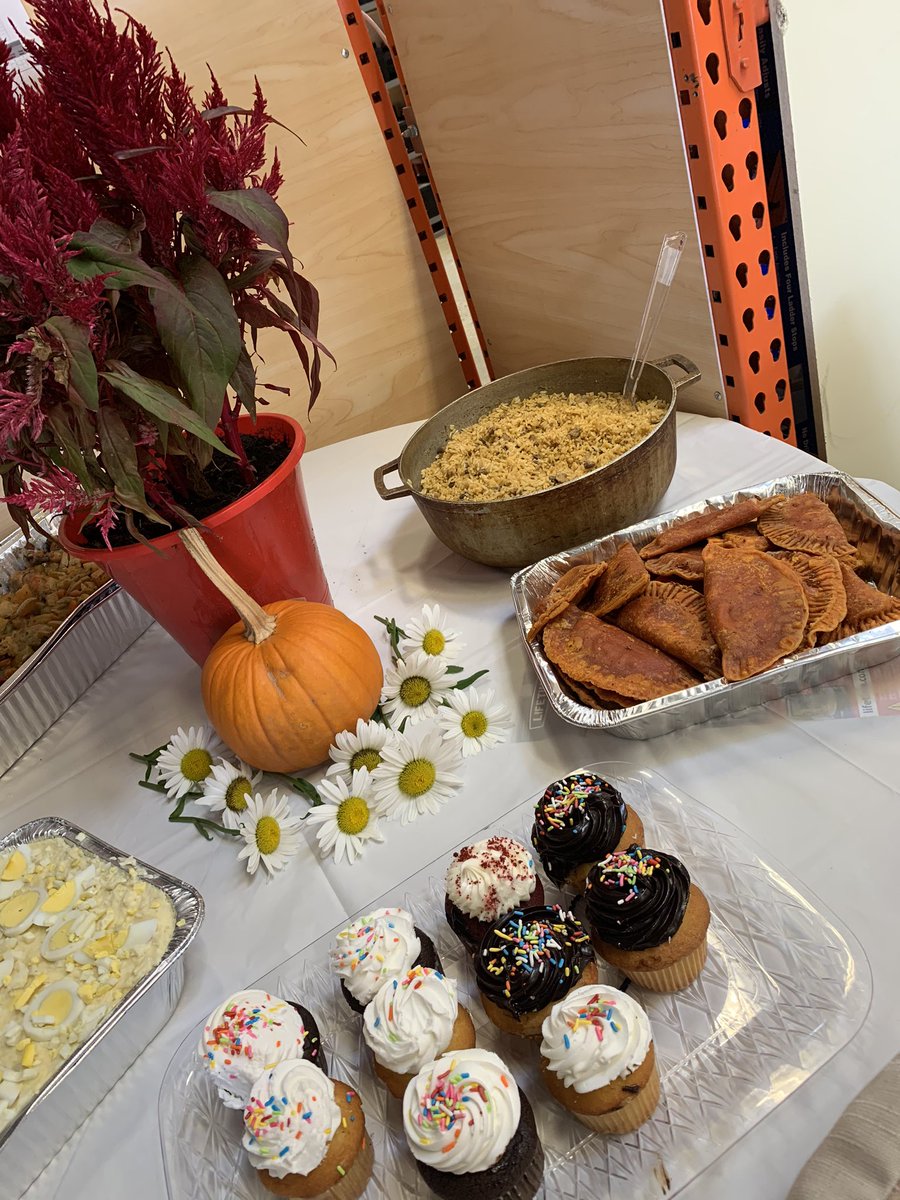 LuisHD2018's tweet photo. What better way to start our #CAM2019 Month then with a pot luck! 💙 Love all of our cultures coming together with food from everywhere 💖🤤🤤🤤 #CashierAppreciation #HomeDepot #FrontEndSupervisor #Foodgoals #ItsOnlyJustBegun more photos to come! @HomeDepot https://t.co/YIeKd1nraO