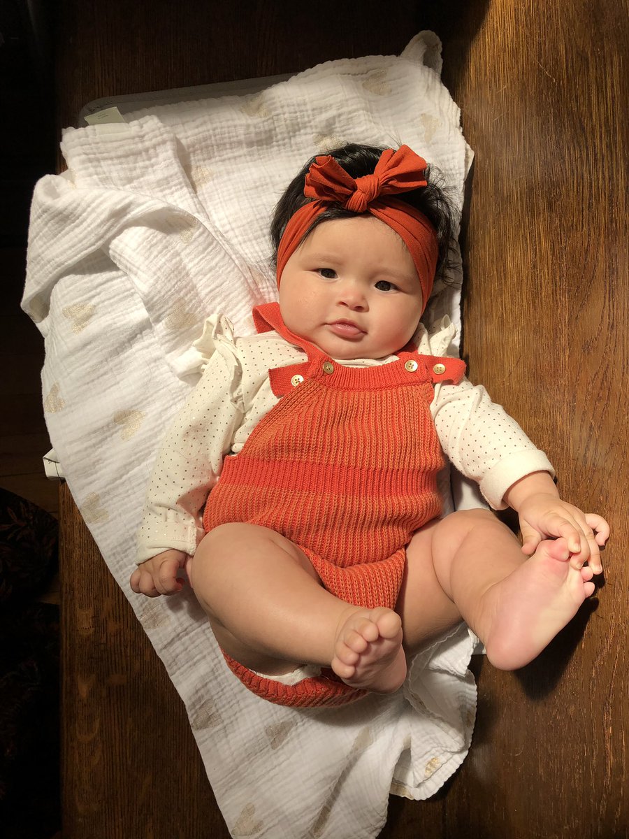 suewoohoo's tweet photo. Too cute not to post these here too 🎃🧡 #5months #chunkyqueen https://t.co/rLOJYrkolH