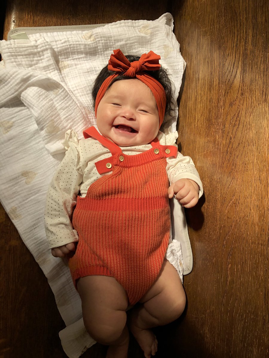 suewoohoo's tweet photo. Too cute not to post these here too 🎃🧡 #5months #chunkyqueen https://t.co/rLOJYrkolH