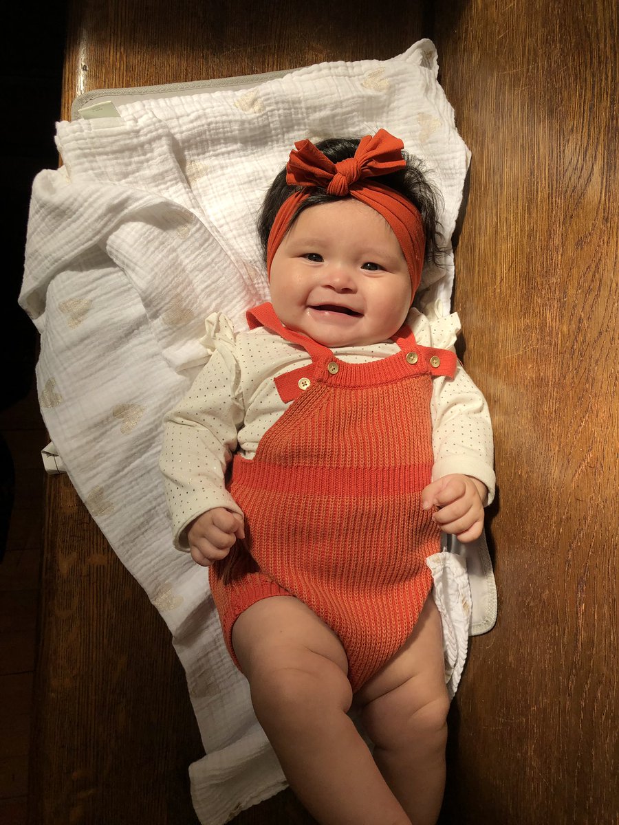 suewoohoo's tweet photo. Too cute not to post these here too 🎃🧡 #5months #chunkyqueen https://t.co/rLOJYrkolH