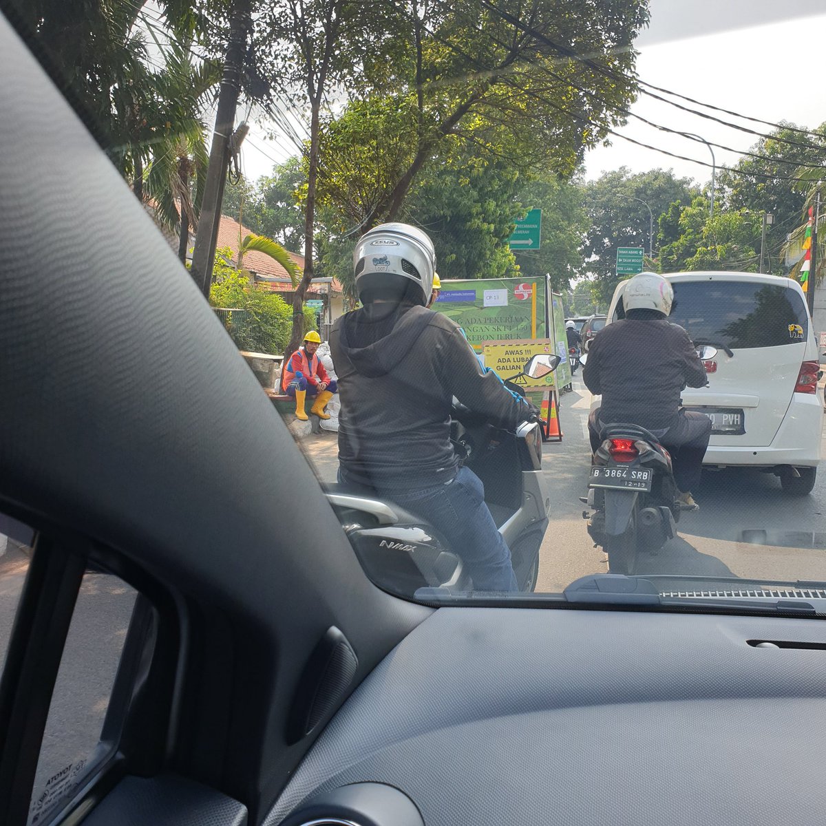MartinHandoko's tweet photo. 4 Galian @pln_123 dr tanjung duren - kemanggisan. Diselesaikan satu-satu dulu kali haizzz https://t.co/8s2eguZW9s