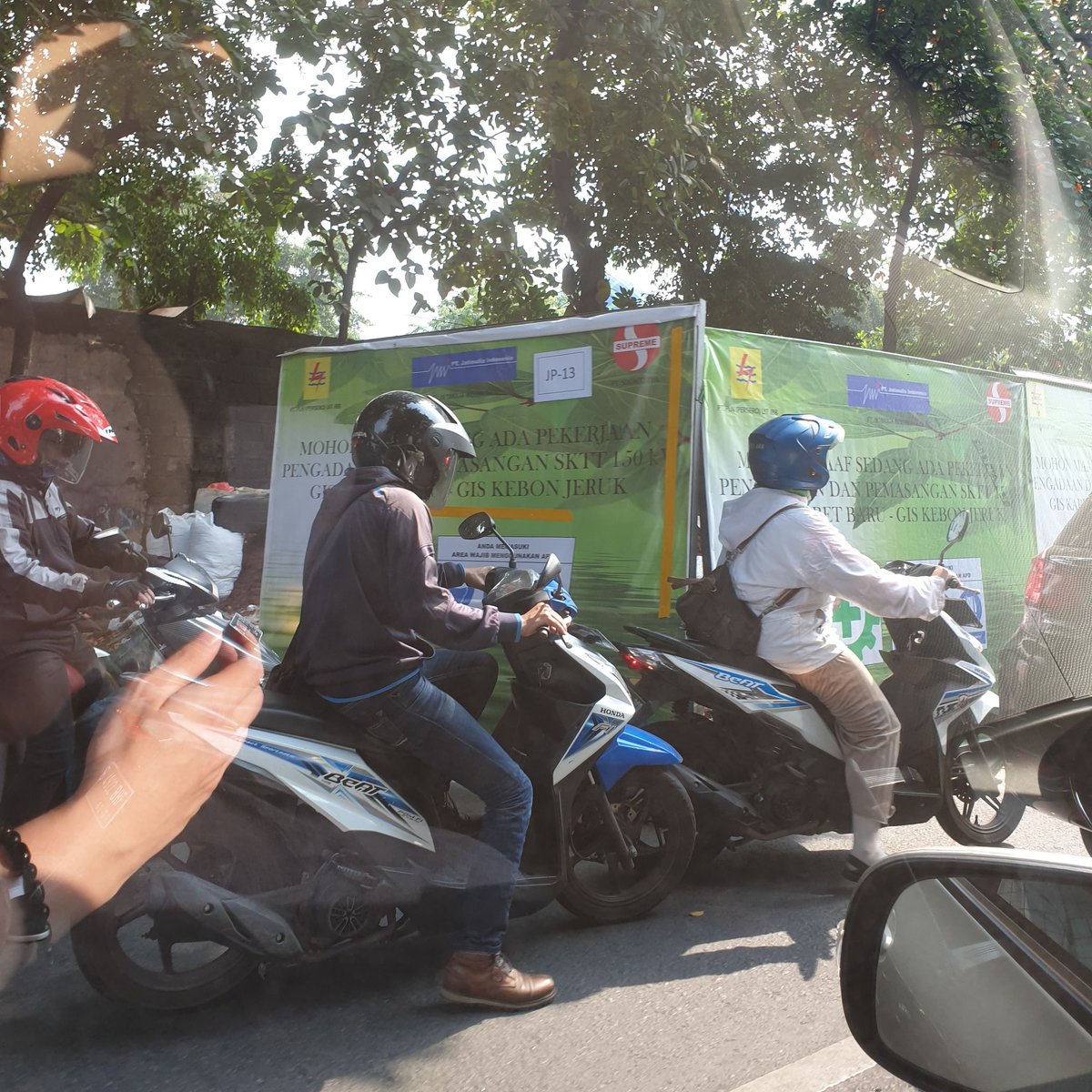 MartinHandoko's tweet photo. 4 Galian @pln_123 dr tanjung duren - kemanggisan. Diselesaikan satu-satu dulu kali haizzz https://t.co/8s2eguZW9s