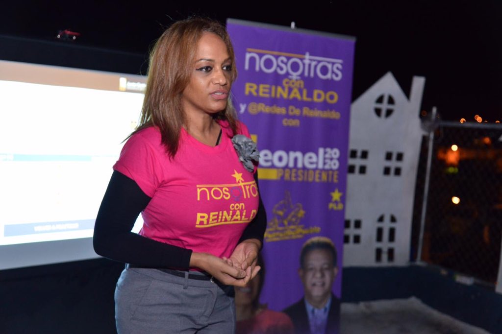 RedesdeReinaldo's tweet photo. Seguimos con nuestra misión del incentivo al voto.Hoy en la noche concluimos en el popular sector de La Altagracia de Herrera;donde un nutrido grupo de personas practicaron cómo votar este domingo 6 de octubre de cara a las Primarias Abiertas. #LaFuerzaDelPueblo #ingridconleonel https://t.co/Gb6LN3d3Ql