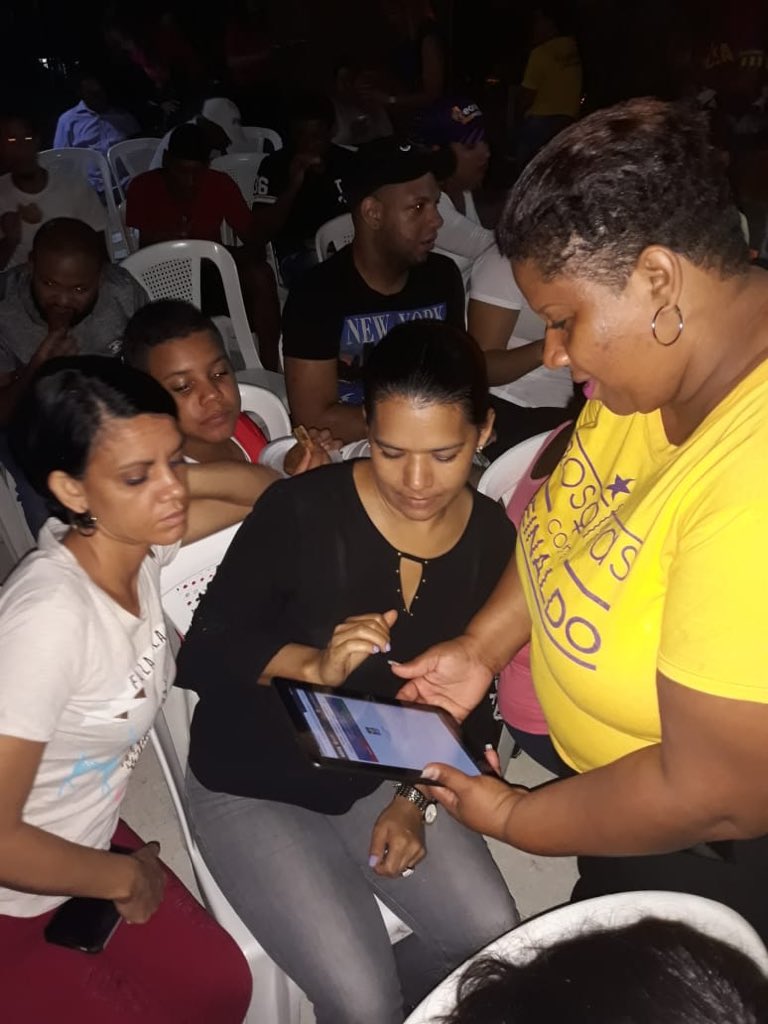 RedesdeReinaldo's tweet photo. Seguimos con nuestra misión del incentivo al voto.Hoy en la noche concluimos en el popular sector de La Altagracia de Herrera;donde un nutrido grupo de personas practicaron cómo votar este domingo 6 de octubre de cara a las Primarias Abiertas. #LaFuerzaDelPueblo #ingridconleonel https://t.co/Gb6LN3d3Ql