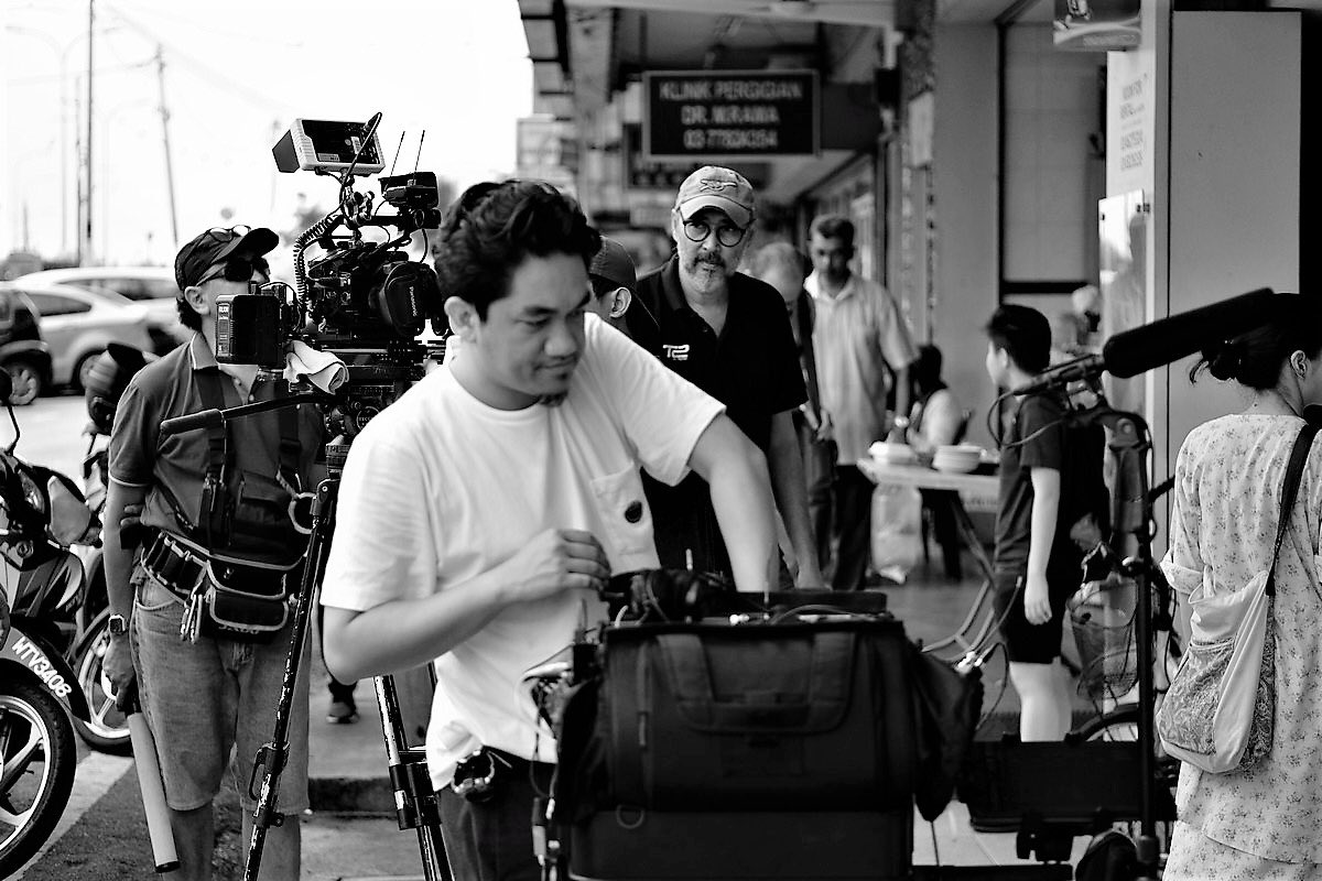 sharifahamani's tweet photo. Dalam gambar nie ada Pojam, Uncle Pete, Abang Zul Blue and Nanina. Geng alumi Yasmin Ahmad film school. We got back together to shoot my short film #5minit last year. May we be able to collaborate bersama lagi.
Mudah mudahan. 🙏💞🙏
Captured by @FakeSufianAbas https://t.co/TULA4dKJPs