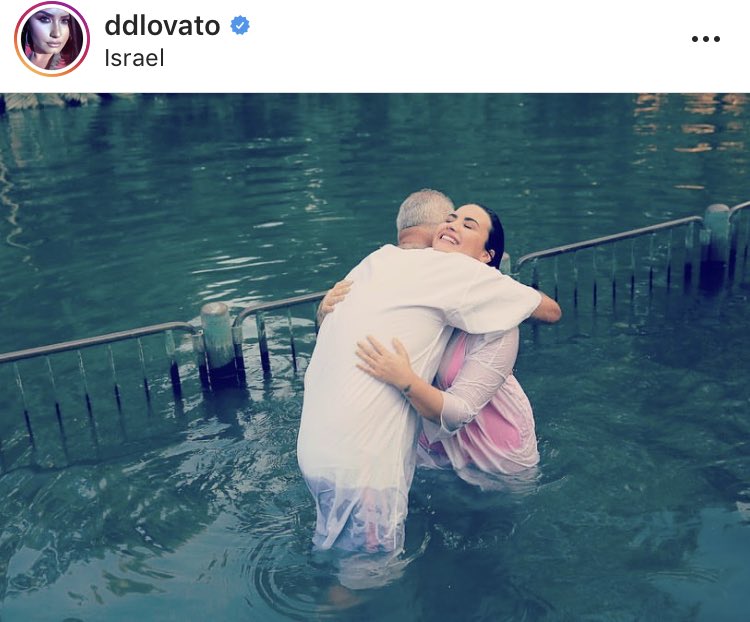 SouthrnSunflwr's tweet photo. Y’all Demi Lovato got baptized and is now walking in a new life!!!!! ❤️🙌🏻
CAN WE JUST TALK ABOUT HOW GOOD JESUS IS ?!?!?! THIS IS AMAZING. PRAISE HIM!!!! 🙌🏻🙌🏻🙌🏻🙌🏻🙌🏻🙌🏻 https://t.co/Ddt2iRsLza
