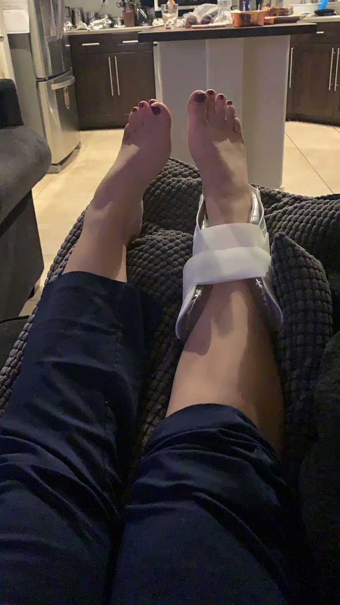 sexual__panda's tweet photo. What a way to end a Tuesday. Sprained ankle/foot. Crutches and splint for about a week ππΌ #imclumsy https://t.co/dmNODlHDMs