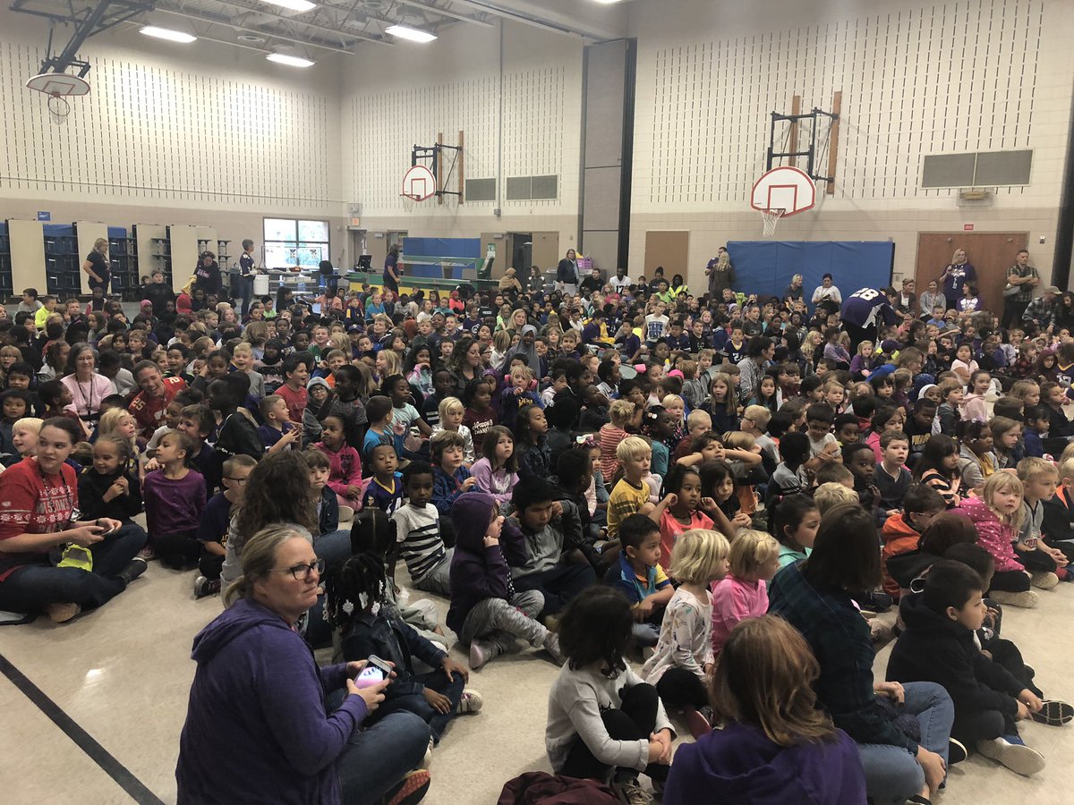 MsHillOR's tweet photo. It was an exciting day @OakRidgeMagnet !!! The Midwest Dairy council and @Vikings granted us with a great surprise and a lot of fun! Thank you @BirkMatt and @ViktorTheViking for encouraging us to “fuel up to play!” 💪🏽🙌🏽 #GreatDay https://t.co/tLuZRiVfZf