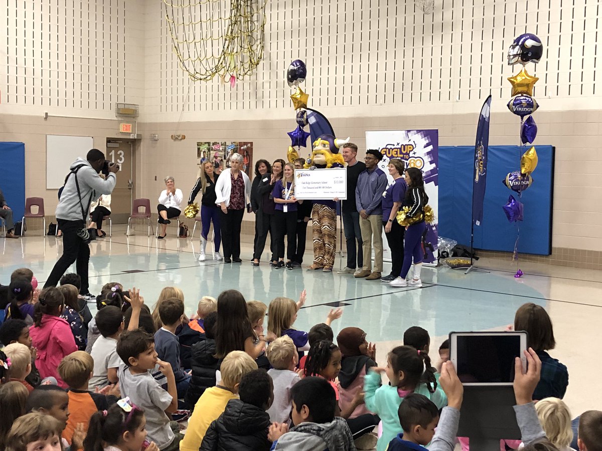 MsHillOR's tweet photo. It was an exciting day @OakRidgeMagnet !!! The Midwest Dairy council and @Vikings granted us with a great surprise and a lot of fun! Thank you @BirkMatt and @ViktorTheViking for encouraging us to “fuel up to play!” 💪🏽🙌🏽 #GreatDay https://t.co/tLuZRiVfZf