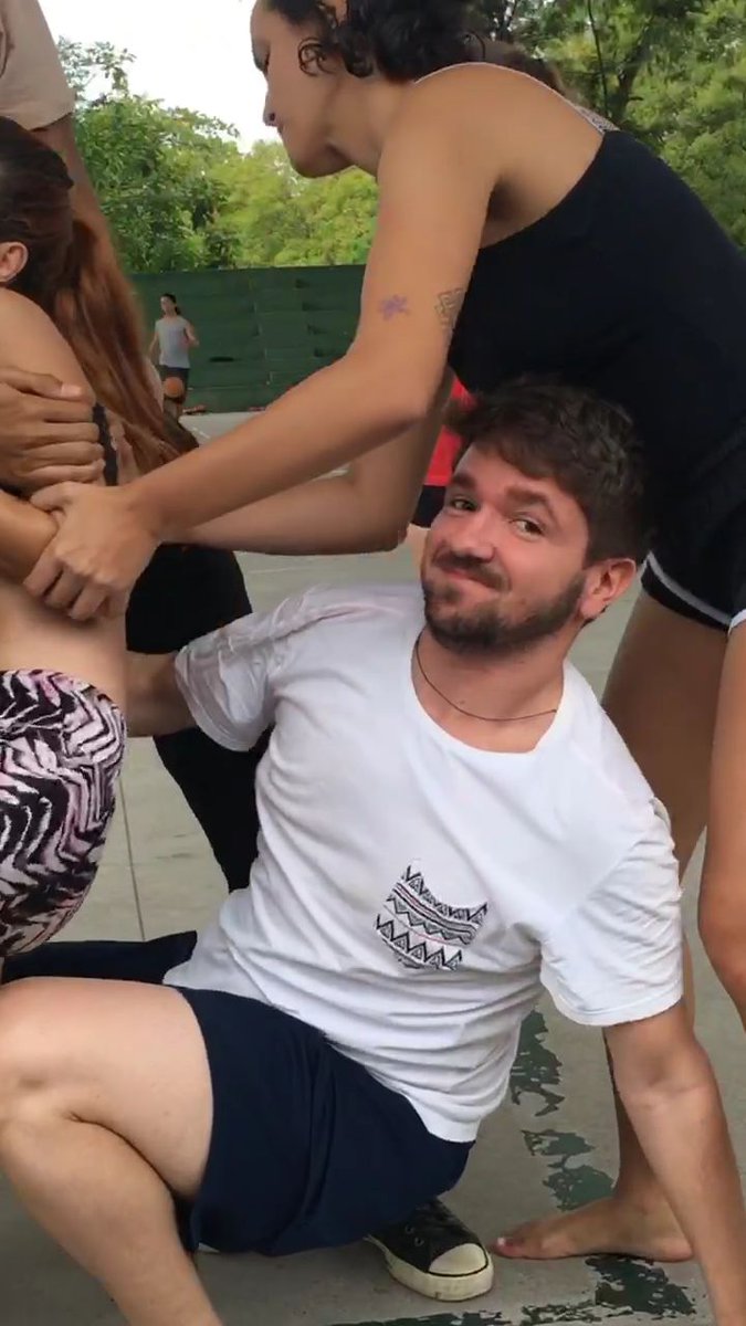 joalizei's tweet photo. Eu depois de perceber que salvei a flyer de cair no chão 

Porem levei uma bela duma porrada na cara 

#cheerfails https://t.co/CgyVkOPYwf