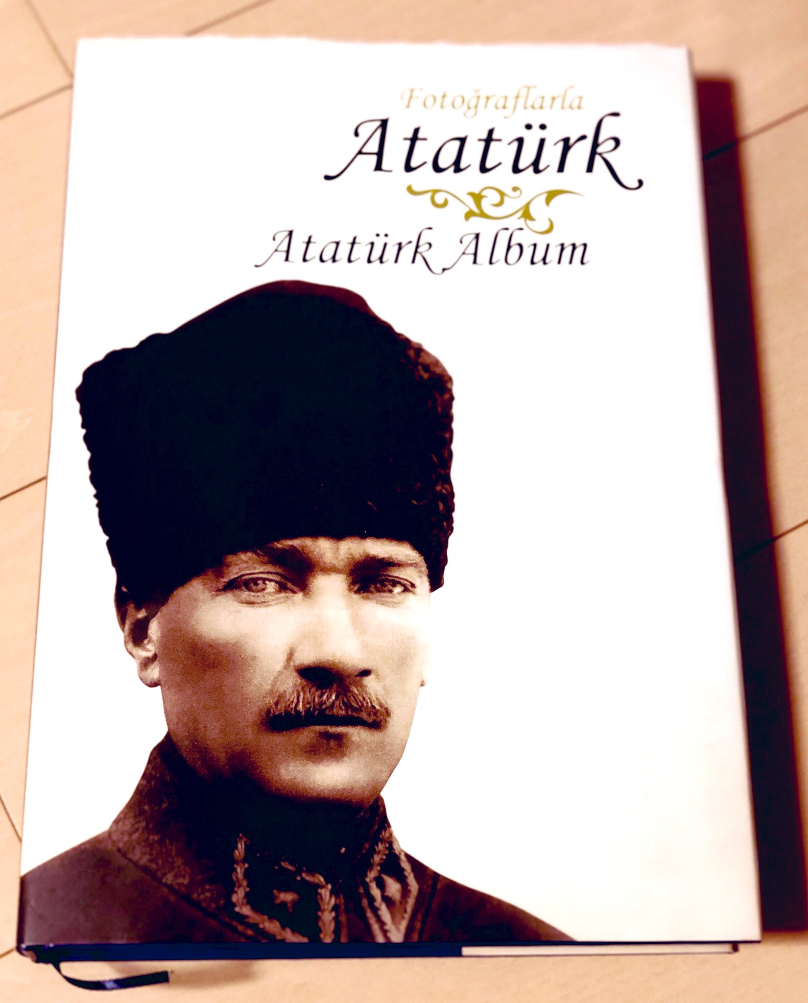 Deme Wen Li トルコ初代大統領 ムスタファ ケマル アタテュルク の写真集を購入したら 彼のコスプレやらおちゃめな一面がいっぱいで楽しい トルコ イスタンブール アタチュルク 写真集 T Co Sbwueol0oe Twitter
