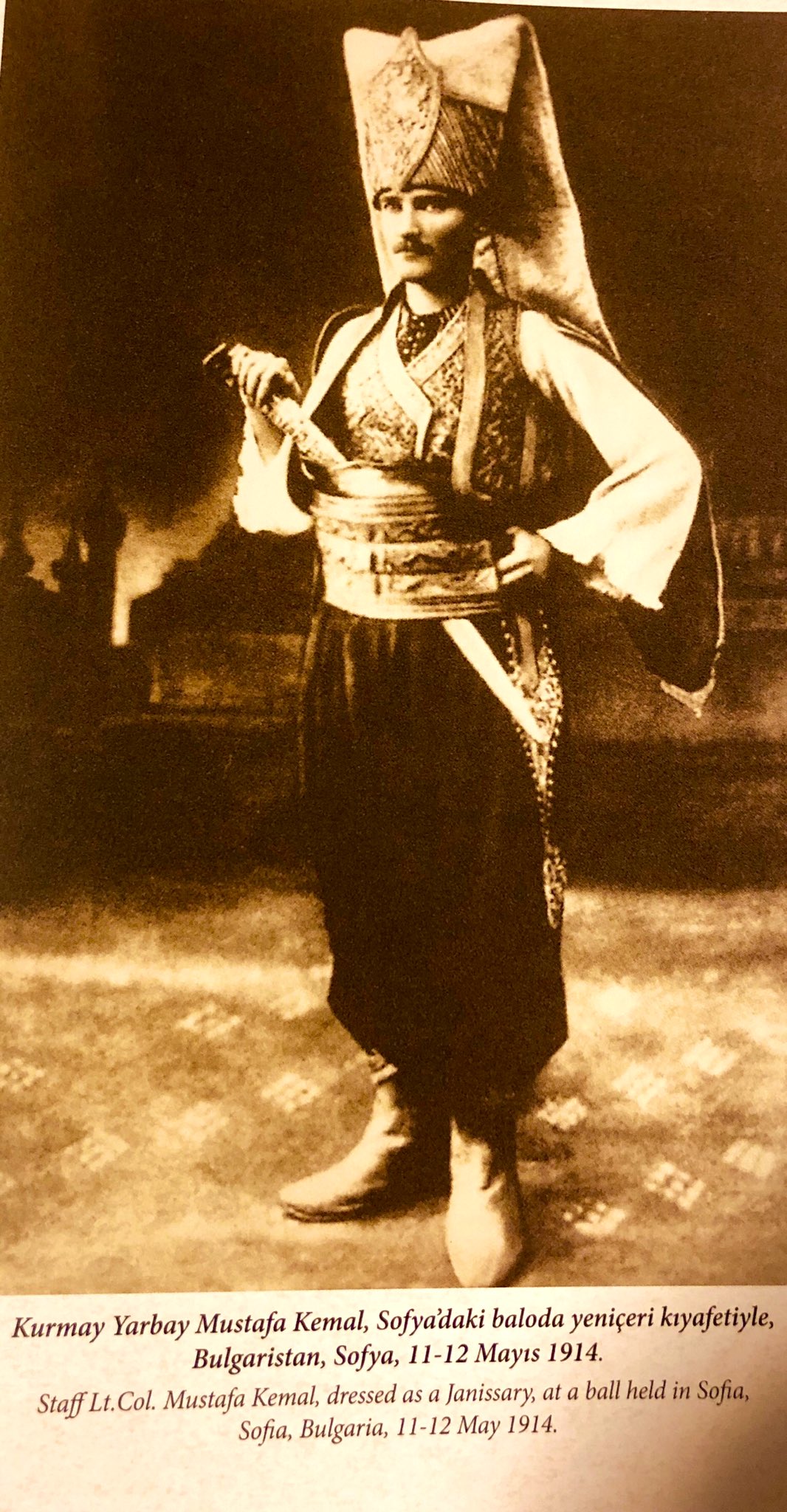 Deme Wen Li ムスタファ ケマル アタテュルク Ww1の戦果でヒーローになり トルコ初代大統領へ アル中が原因で57歳で死去 実子はなく養子がたくさん 我らが元帥ヤン ウェンリー が しぇんこ中将にのせられてたら 彼の様な人生になってたの
